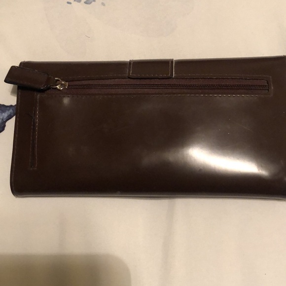 Brown Patented Leather Look Full Sized Guess Checkbook Wallet - Picture 2 of 4
